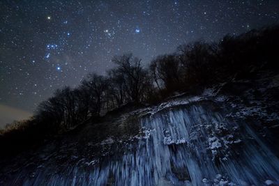 les etoiles sont tombées du ciel transformées en stalactites.jpg