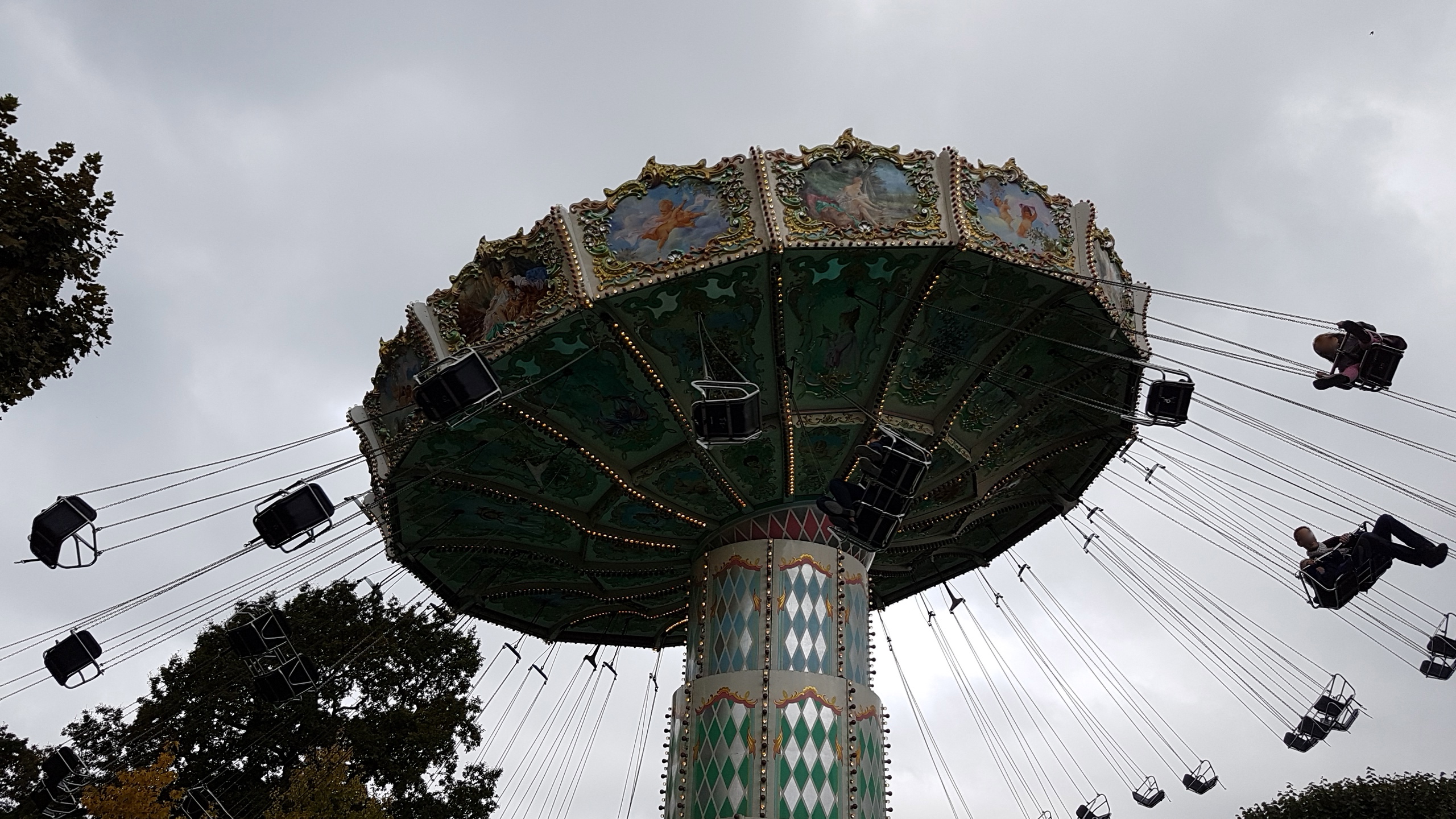 chaises volantes 2.jpg