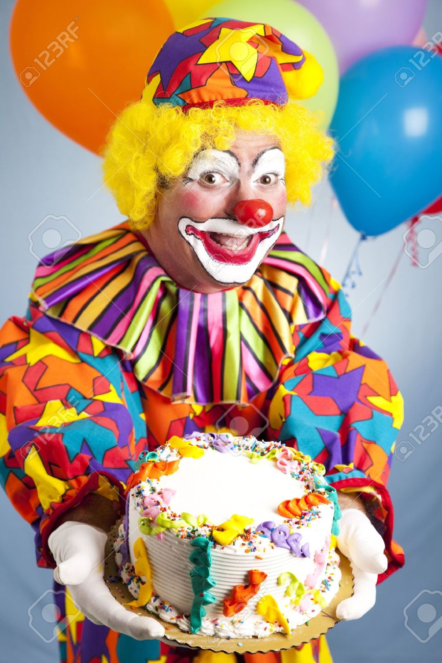 7281995-feliz-cumpleaños-payaso-sosteniendo-un-pastel-de-cumpleaños-pastel-está-listo-para-el-texto-.jpg