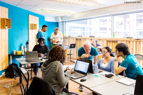 Grâce à ses espaces dédiés à la solidarité numérique, Emmaüs Connect accueille et accompagne les personnes isolées