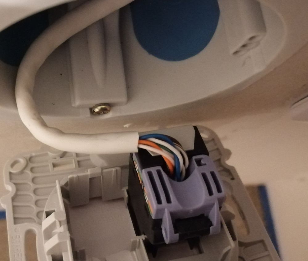 B Prise plastique aucun blindage