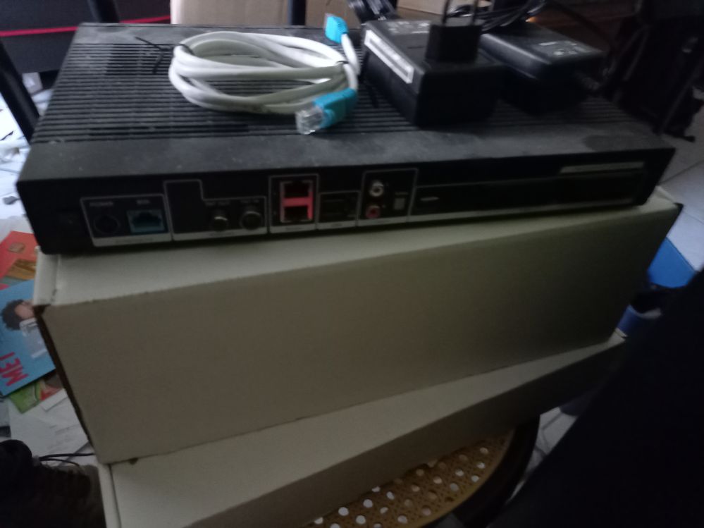 ancienne box adsl (salon)