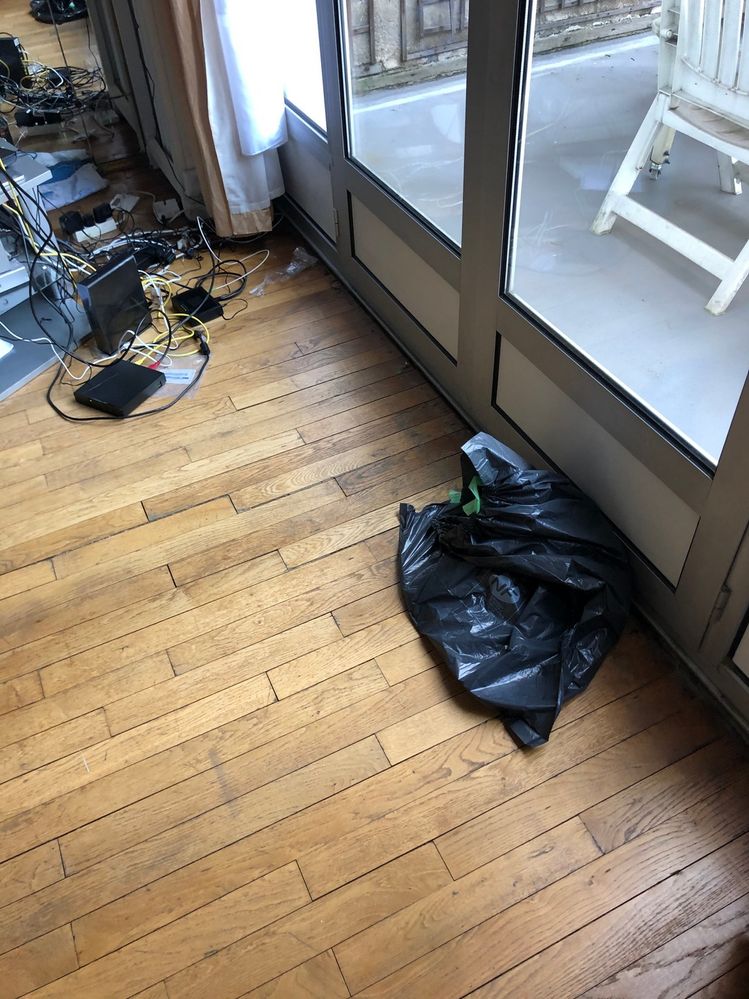 La poubelle est restee la...