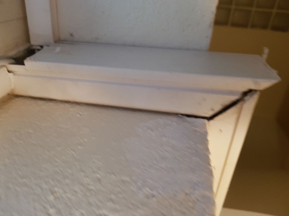 travail vraiment déplorable et, fil de la fibre COLLéE  le long de la gaine électrique ,au lieu d y être inséré dans cette dernière !!! Et "technicien" qui n'a pas tenu compte de mes réflexions !! Un autre conseil , prévoyez un escabeau , un cutter ....car technicien m'a empreinté cela ( il a même pris un couteau de cuisine à la place du cutter !!) INCROYABLE mais vrai !!!