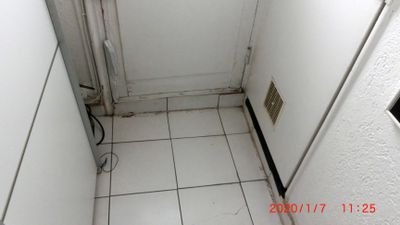 Mon ancienne porte, on voit le cable SFR qui remonte le long de la porte a l'air libre et passe de l'autre coté via un trou dans la porte.