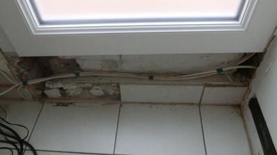 Contre mon avis, l'installateur a enfermé le cable de numericable empechant son accés