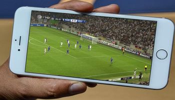 streaming-football-smartphone.jpg