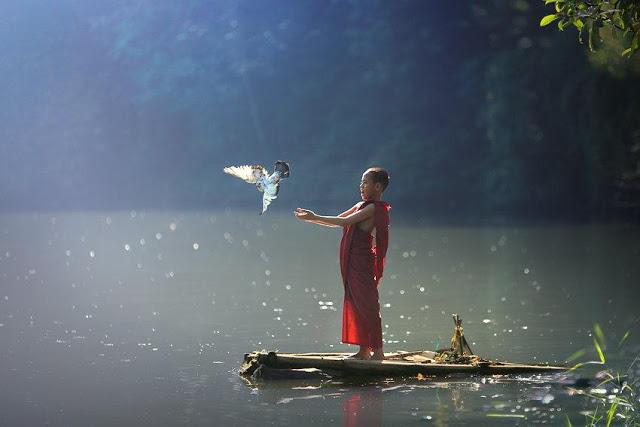 enfant lama sur barque.jpg
